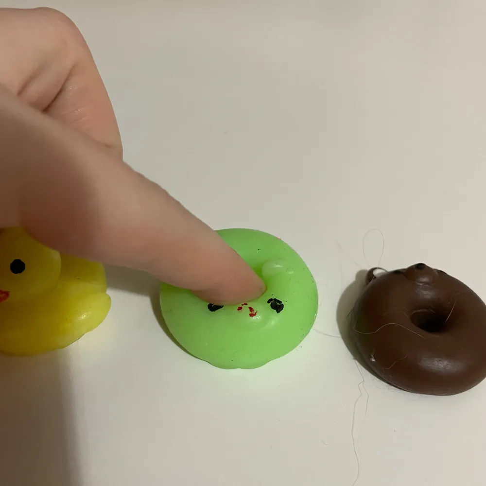 Säljer några mochies☺️De är mjuka och gummiaktiga och kan användas som stressleksaler eller bara som vanliga leksaker🫶🏼. Muu.