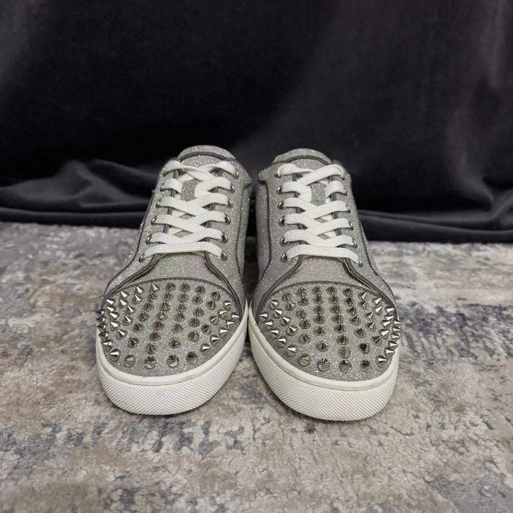 Size: 42 Insole measurement: 27,6 Excellent Condition! Color: Glitter / Silver Comes with: Box | Dustbag | Replacement spikes Retail: 910€. Kengät.