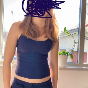 Mörkblå linnetopp - Säljer en stilren mörkblå linnetopp med en tight passform. Perfekt för varma dagar eller som ett lager under andra plagg. Storlek S men passar Xs oxå