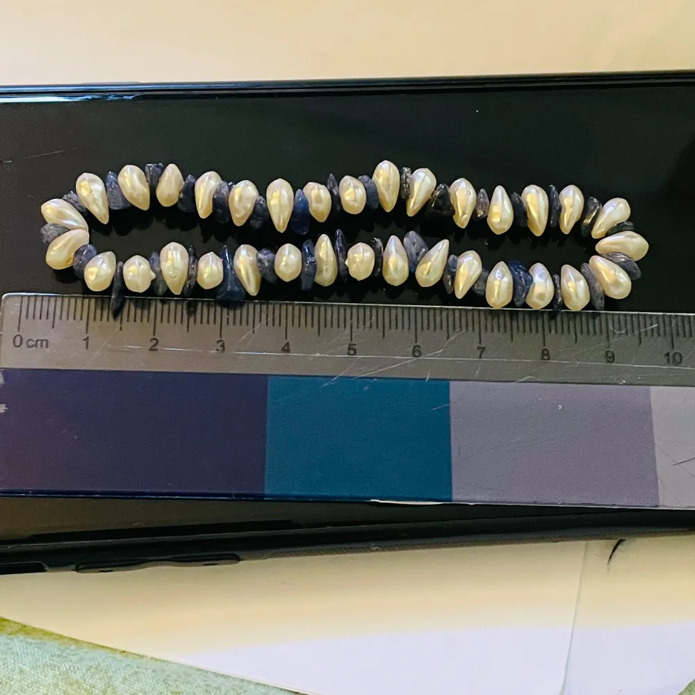 Beaded bracelet with beautiful beads of plastic pearls and real stones. Elastic.. Asusteet.