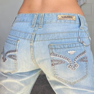 Jeans - Midjemått: 39cm rakt över, innerbenslängd: 81cm 💕