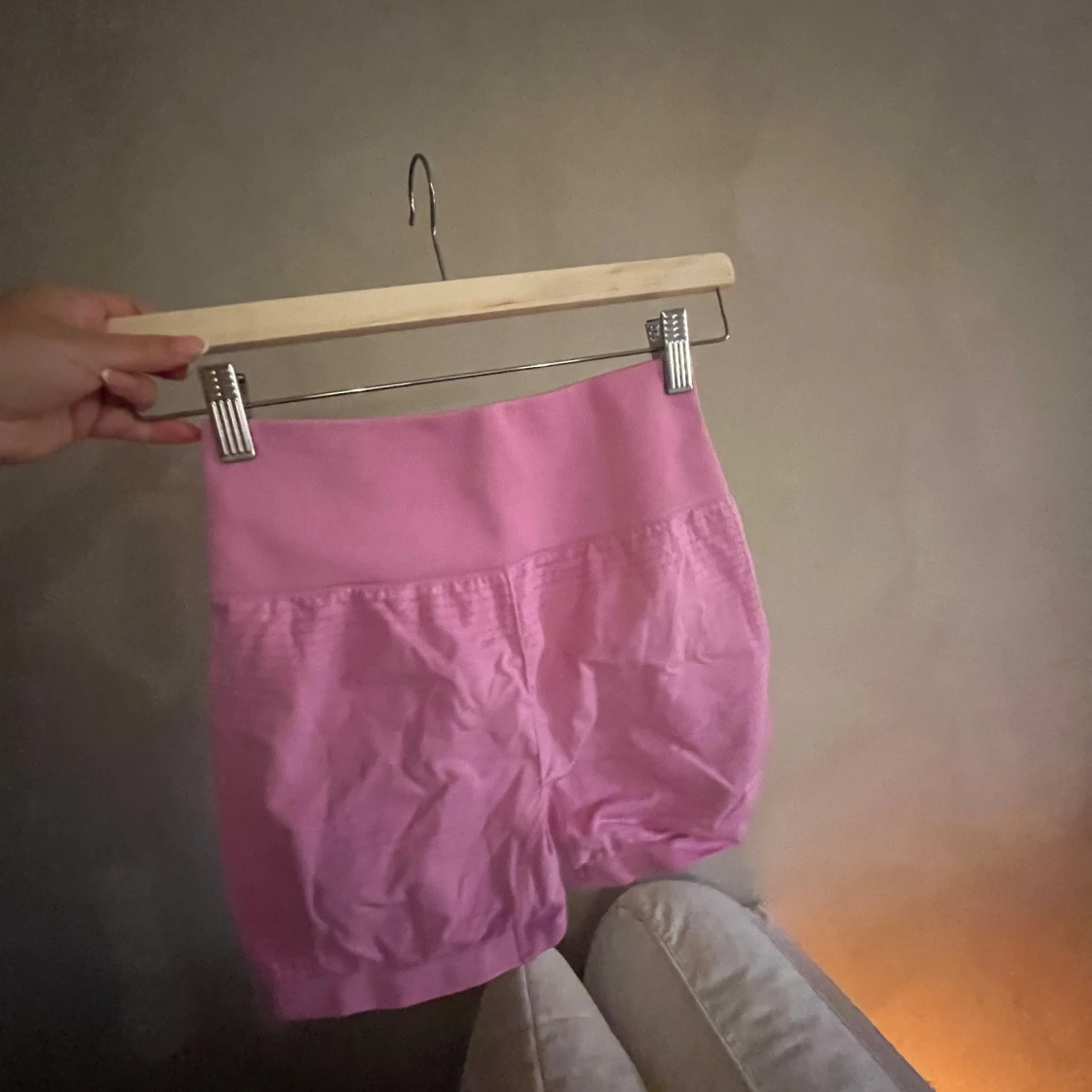 Rosa croppad träningströja och shorts från Gymshark - 3