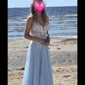 Ljusblå lång balklänning med spetsdetaljer - Elegant ljusblå långklänning med vackra spetsdetaljer på överdelen. Klänningen har använts 1 gång! SKRIV TILL MIG OM DU ÄR INTRESSERAD🩷🩷