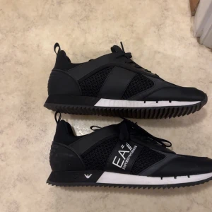 Ea7 SKOR  - Använda 1 gång storlek 43,5 