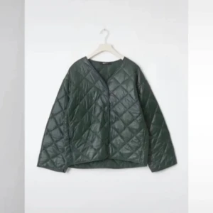 Grön quiltad jacka - Snygg grön quiltad jacka med långärmad design och knappar framtill. Från gina tricot och använd fåtal gånger