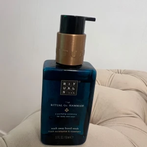 Rituals flytande handtvål - Rituals 'Ritual of Hammam' flytande handtvål med doft av färsk eukalyptus och rosmarin. Kommer i en elegant mörkblå pumpflaska med guldfärgad detalj. Perfekt för en renande ceremoni för kropp och själ.