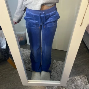 Blåa Juicy Couture byxor - Blåa Juicy byxor, fint skick men finns synliga täcken på användning. Skriv för mer bilder🙏🏼