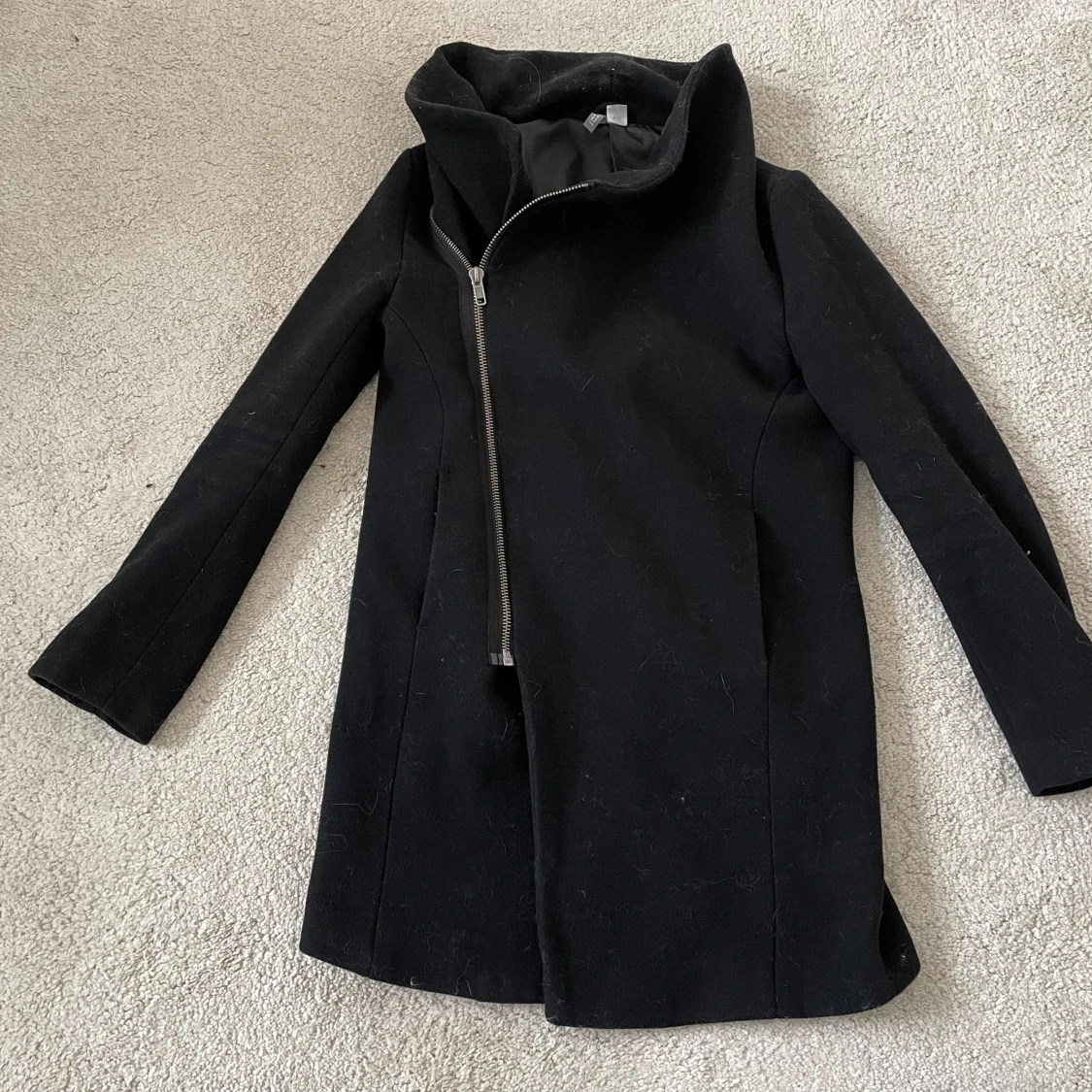 Svart kappa med dragkedja - 1