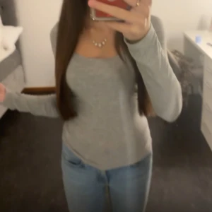 Grå långärmad topp - Använd få gånger jätte fin topp som går med allt, köpt för 200kr