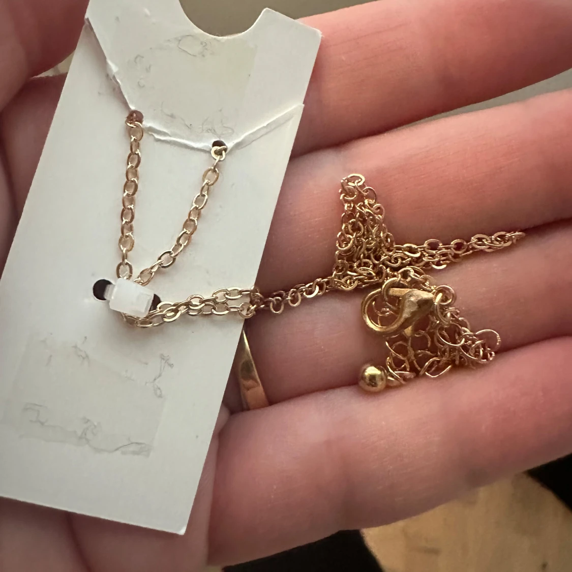 Guldigt halsband med fjärilshänge - 3