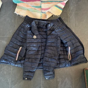 jacka från Moncler - Moncler jacka storlek M.