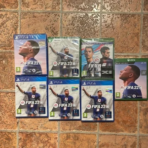 FIFA-spel för PS4 och Xbox - Säljer flera FIFA-spel för PS4 och Xbox, inklusive FIFA 19, FIFA 22 och FIFA 23. Helt oöppnade och redo att spela med. Säljer de styck inte alla. Känn dig fri att ställa frågor i chatten om du undrar om något.