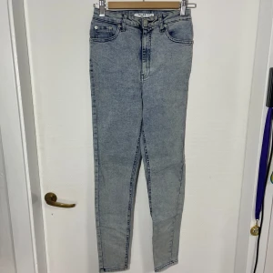 Blå jeans från NA-KD - Snygga blå jeans från NA-KD med hög midja och skinny fit. Perfekta för en stilren look. Knappt använda.