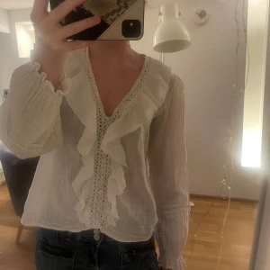 Volangblus  - Väldigt fin blus från Zara i superbra skick! 💞💞 