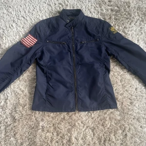 Ralph Lauren Vintage Bomberjacket - Tjena! En asfet, vintage Bomberjacket från Ralph Lauren som är perfekt till hösten. Skick 10/10.  Pris går att diskutera!🌟