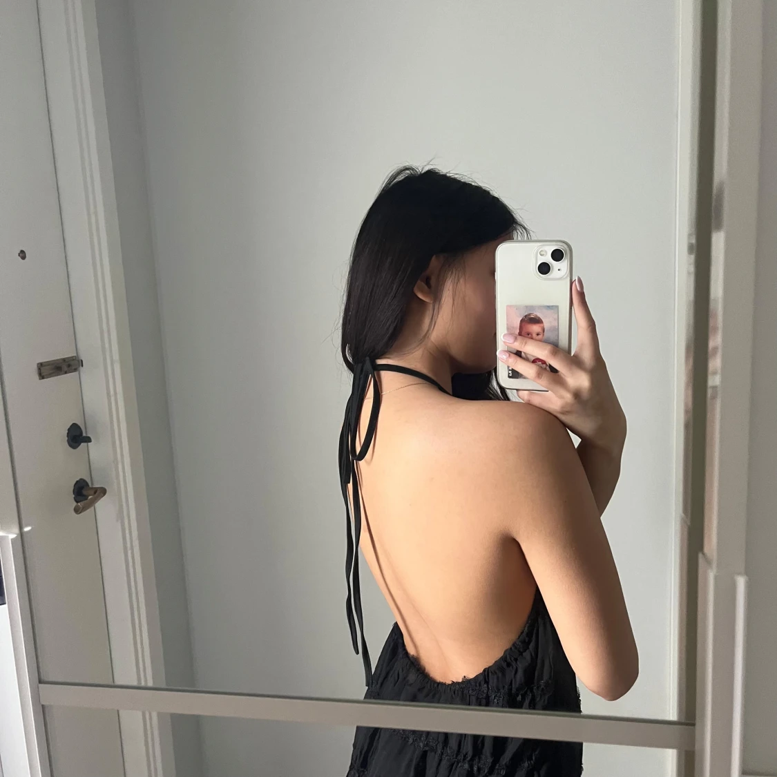 Svart kortklänning med öppen rygg - 1