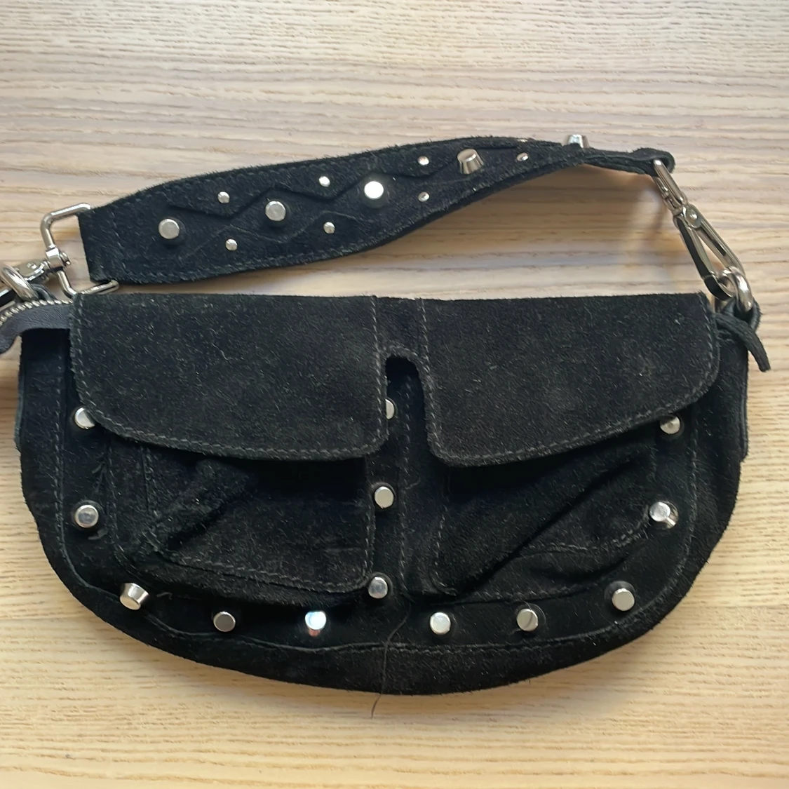 Svart axelväska ÄKTA läder med nitar från Unlimit!