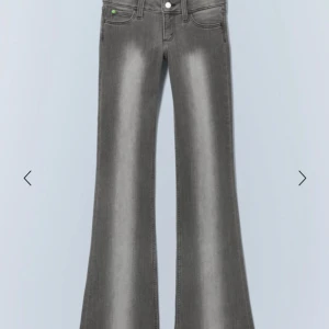 Grå bootcut jeans - Snygga grå bootcut jeans med låg midja och ljusare nyanser fram och baktill💞💞