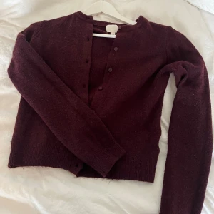 Vinröd kofta  - Vinröd kofta från h&m, endast använd en gång