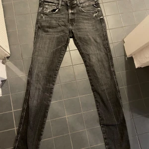 Svarta jeans från Replay - Snygga svarta jeans från Replay i ekologisk bomull. De har en klassisk femficksdesign och en stilren look. Perfekta för en avslappnad stil. Nypris 1500kr