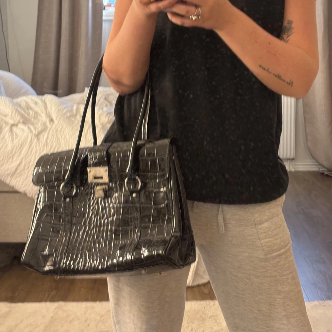 Svart axelväska i syntet - 1