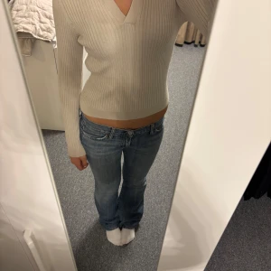 Beige ribbad tröja från Only - Säljer en beige ribbad tröja från Only med v-ringning. Tröjan har långa ärmar och en tight passform. Storlek S