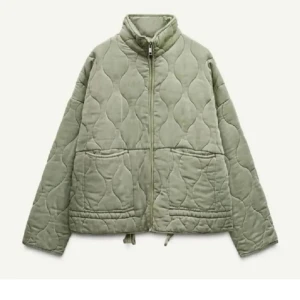 Grön quiltad jacka med dragkedja - Snygg mörk grön quiltad jacka från Zara som passar perfekt till våren. Färgen är mer som på bild två och den är i storlek xs men jag skulle säga att den passar någon med s/m också💕💕
