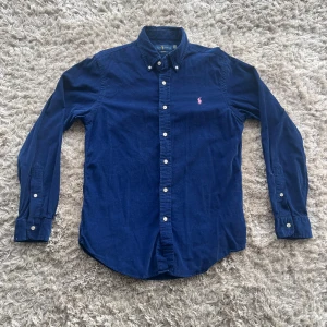 Ralph Lauren skjorta - Tja! En asfet mörkblå skjorta från Ralph Lauren. På ytan känns den mocka liknande. Skick 10/10. Pris går att diskutera🌟