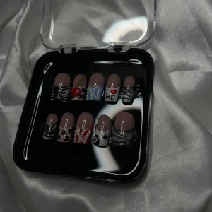 NY naglar i medium square✨ - Mått: 15-11-12-11-9 (MM) Helt handgjorda lösnaglar av högsta kvalitet, tillverkade av mig😊 Designen är Cateye, zebra & leopard, NY osv🥰 Man får med prepkit & instruktioner för applicering & borttagning samt lite skötselråd! Skulle du önska detta set i en annan storlek kan du DMa mig här på plick & då köpa de som customs💗 De går att beställa customnaglar genom att skicka inspobilder & mått till mig💗