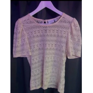 Beige spetsblus från Vila  - Säljer en söt beige spetsblus från Vila i storlek S. Säljs för den inte kommer till användning, använd några gånger men ser ut som ny. Nypris 350kr