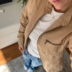 Vårjacka - Säljer denna supersnygga unika vårjacka som är köpt second hand!