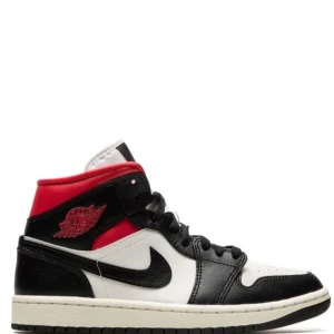 Nike Air Jordans i svart, vitt och rött - Snygga Nike Air Jordans i en klassisk färgkombination av svart, vitt och rött. Skorna har en hög design med snörning och den ikoniska Nike-loggan på sidan.  Har haft skorna i ca 1,5 år och har bara använt på vår/sommar. Skriv om du eventuellt har några frågor !🤗💗