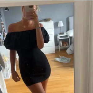 Svart offshoulder klänning - Jättefin svart klänning från Zara som går att ha både off sholder som på bilderna eller one sholder. Man kan även vika upp den och ha som en topp. Aldrig andvänd storlek S men väldigt stretchig så passar xs/m, finns inte att köpa längre🩷skriv gärna om ni har frågor🙌🏻