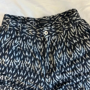 Mönstrade shorts från Massimo Dutti - Snygga shorts från Massimo Dutti med ett unikt svart och vitt mönster. De har fickor baktill och jag köpte dem i Italien