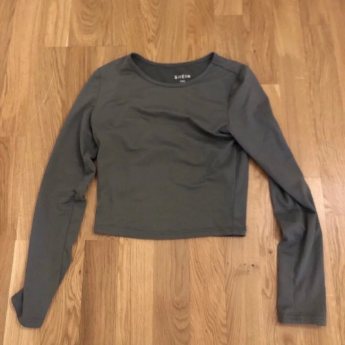 Grå långärmad topp från Shein - 1