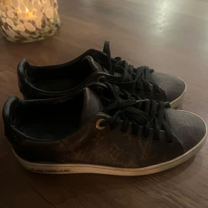 Louis Vuitton Sneakers  - Sneakers från Louis Vuitton , dom är använda och lite slitna på texten på sulan. Nypris: 10200kr 