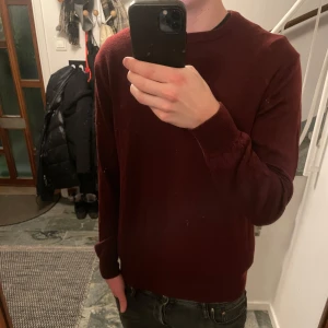 Stickad tröja - Tja, säljer denna skitsnygga tröjan från Ströms. Nypris ungefär 2000. Jag är 183 och väger 75. Inga defekter. Har du några frågor är det bara höra av dig!