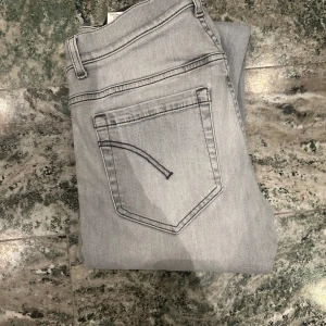 Dondup George  - Ett par sköna dondup George i storlek 31/32(passar 180-185). Färgen grå och typ felfria i skick!