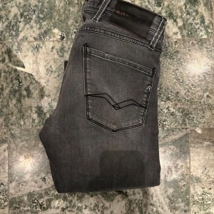 Replay anbass  - Ett par replay anbass i storlek 27/30 och färgen grå! Passar slim fit och har inga flaws!