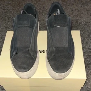  Axel Arigato - |Storlek:39 passar 40|Skick: 7/10 |Tillbehör: Allt og |Nypris: 2500 |Hör av er för ev frågor och bilder✔️. Priset kan diskuteras vid snabb affär!📋 Inga byten!