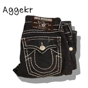 Svarta True Religion Jeans Med Vita Sömmar - Tvär sköna, lite färg på knäna, Strlk 34, 7/10 skick ✌️