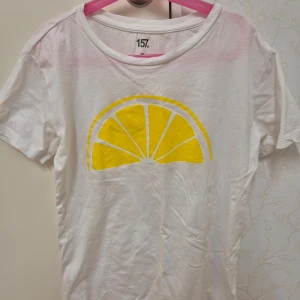 Vit t-shirt med citrontryck från Lager 157 XS - Söt T-shirt. 