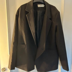Kavaj - Svart kavaj som kan användas både för att klä upp en fest outfit men även klä upp sig för jobb mm💓💓 