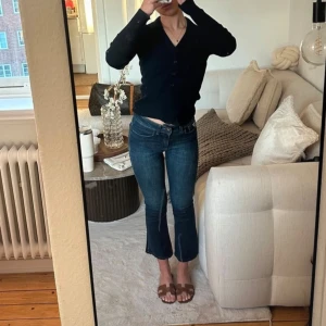 Lois jeans - Säljer mina jeans från lois, strl 24 🤎 de är korta bootcut nertill och formar sig efter kroppen. Nypris 1700kr