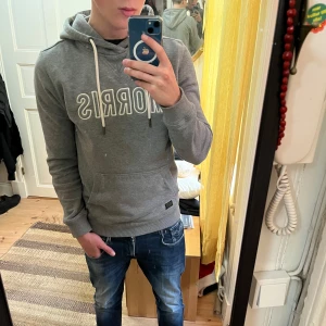 Morris hoodie - Riktigt fet grå hoodie från Morris, perfekt som vardagsplagg😃hoodien är i mycket bra skick utan defekter✌️