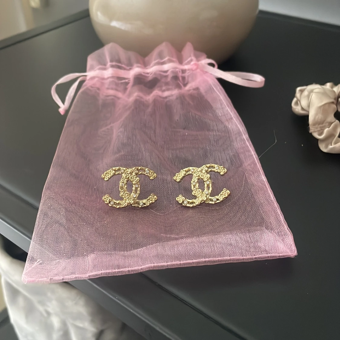 Guldörhängen med logotyp