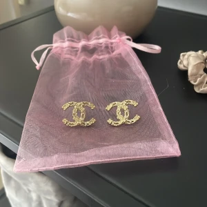 Guldörhängen med logotyp - Snygga guldörhängen med en ikonisk logotypdesign. Köpta i Italien för 500kr❤️Helt nya!