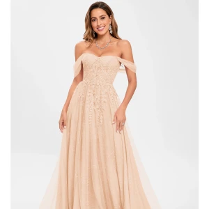 Rosa spetsklänning från JJ's House - Hej! Säljer nu min super fina balklänning då jag inte tyckte den passa bra på mig. Aldrig använd förutom när jag prövat den. Lappen sitter kvar och är annars helt ny. Klänningen kom med en liten reva i översla lagret av tyget men det är inget som syns, men går att laga lätt om man skulle vela.              Köpt för 2700kr