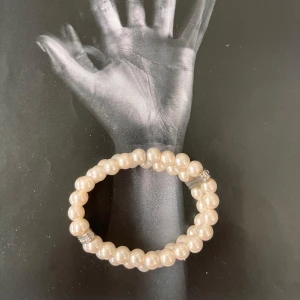 Armband - Pärlor  - Skriv till oss om frågor vid t.ex storlek osv! 