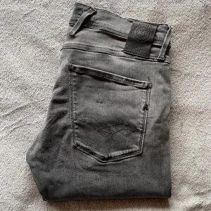 Replay Jeans - Riktigt schyssta Replay Jeans! 🙌Storlek = 31 | Skick = 7.5/10 | Nypris över 1600kr, mitt pris = 399kr! 🙌 Jeansen har lite slitningar men det är ingenting som syns när de bärs! Hör av er vid minsta fråga eller fundering! ⭐️